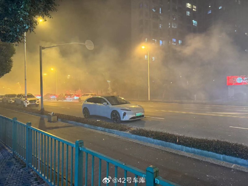 好家伙，昨天烟花放得，上车之后空气质量直奔 800 去了。我都怀疑是不是有人在车内燃放烟花爆竹了。配图