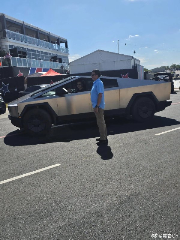事实上，马斯克是自己开着Cybertruck去Austin的F1赛道去看比赛的[二哈]配图