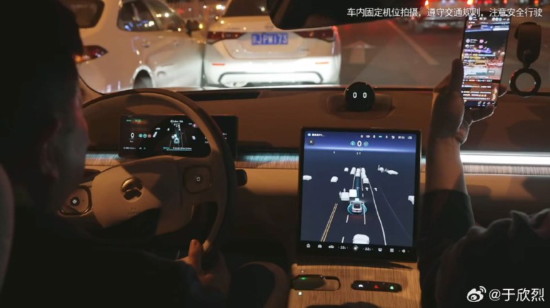 哈哈哈，李斌智驾直播第一个大考验来了，碰到前车事故。😂配图