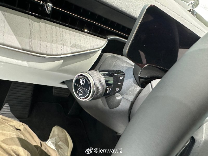 拨杆这玩意儿，说设计很好看吧，其实绝大多数的时候都被方向盘挡着。真要论实用，我觉得手感的优先级会更高，尤其是上面会有增加摩擦力的小点会很好。所以大家对于拨杆设计怎么看待？ #42how##新能源汽车#配图