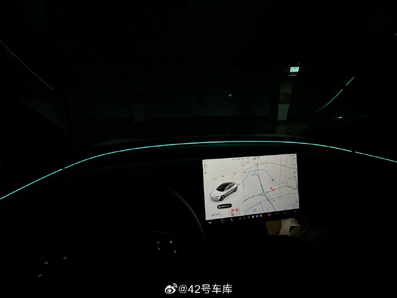 在地庫裏試了試全新 Model 3 的氛圍燈。亮度很高而且發光也比較均勻[雪糕]配圖