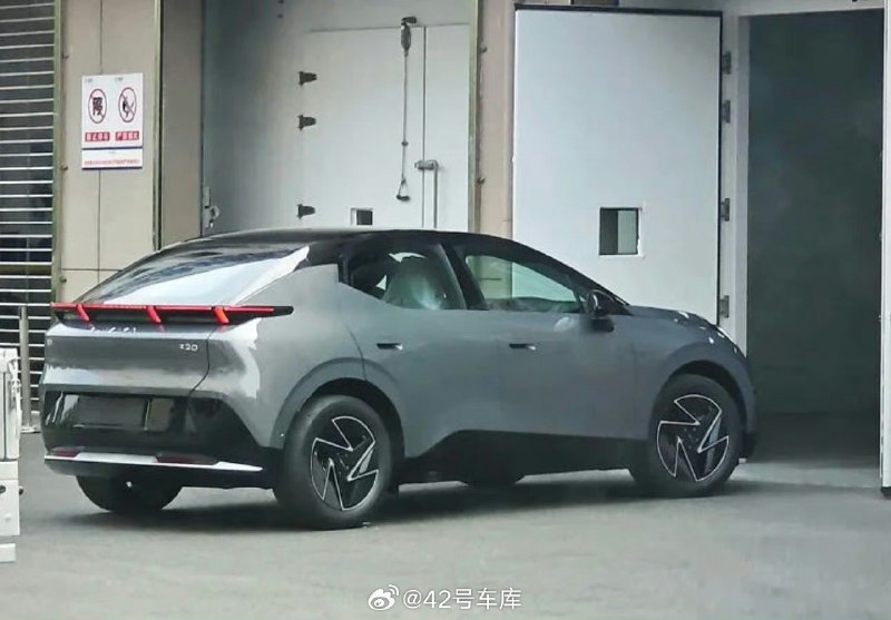 领克第二款纯电车型 Z20 计划将于 10 月在欧洲率先发布，海外命名为 Z02，新车有望在 2024 广州车展上迎来国内首秀。配图