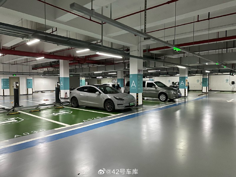 周末去逛个商场，正好找了个充电区域随手补能。车位涂有绿色标志的就是充电车位，很好辨别。配图