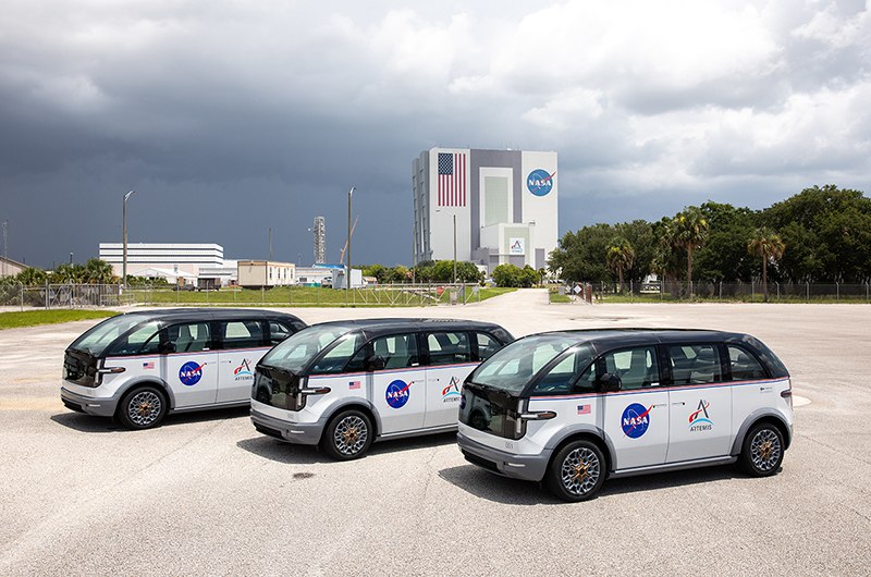 NEWS: Canoo Technologies on Tuesday delivered three specially-designed, fully-electric crew transportation vehicles to NASA's Kennedy Space Center in Florida.配图