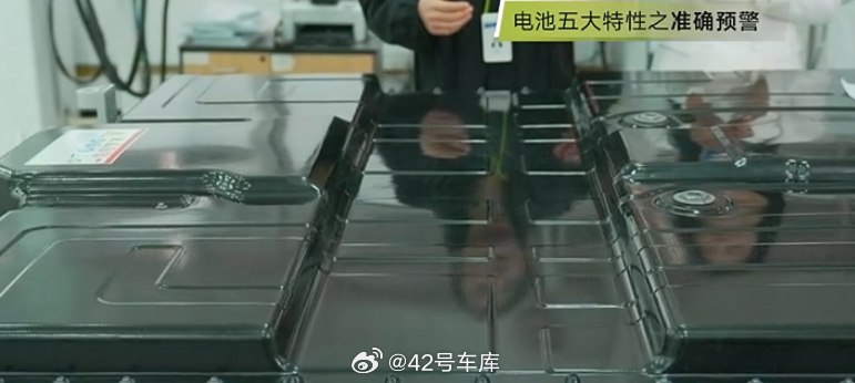 据阿维塔电池专家马杰介绍，阿维塔 12 电池内部采用了专门的气压传感器，可以 24 小时持续监控电池状态，并搭配 BMS 系统一起使用，如果出现危险，可以在 30 秒内向车主发出预警。配图