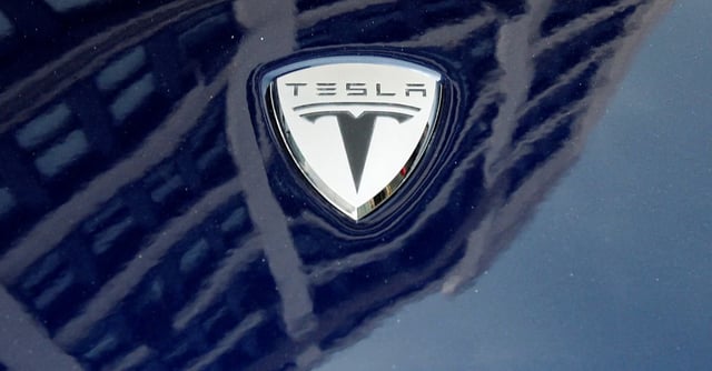 Tesla to discuss factory plan for new $24,000 car with India commerce minister -source配图