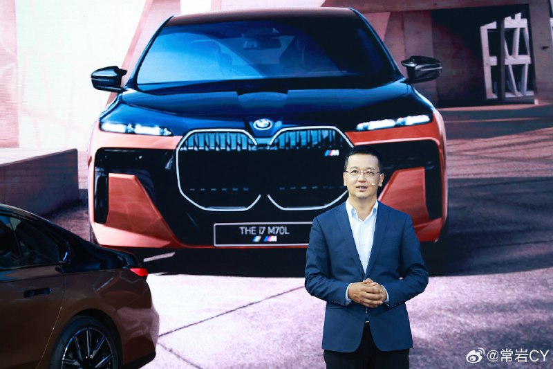 创新纯电动BMW iX1上市，宣告BMW X家族最年轻的开拓者已加入战场，建议零售价人民币299,900元至339,900元。配图