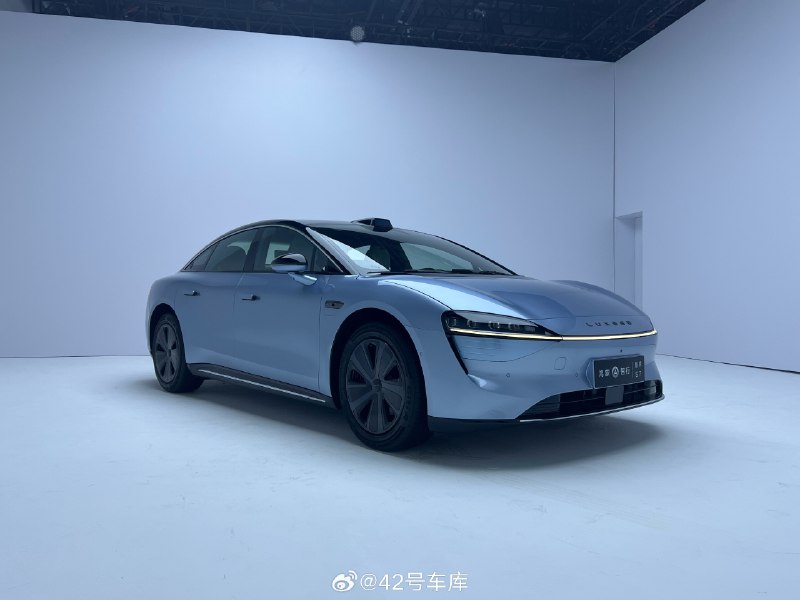 还有 3 天智界 S7 就要上市了，这是上次静态体验拍到的现场几个颜色的车，感觉天青蓝和霜月银都挺好看的，尤其是顶配 Max RS 霜月银配上 21 寸的锻造圈，很有性能范。配图