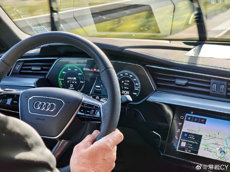 据说今天头部的汽车媒体老师都发了一张奥迪电动车跑到时速 200km/h 以上的照片[doge]德国·因戈尔施塔特配图