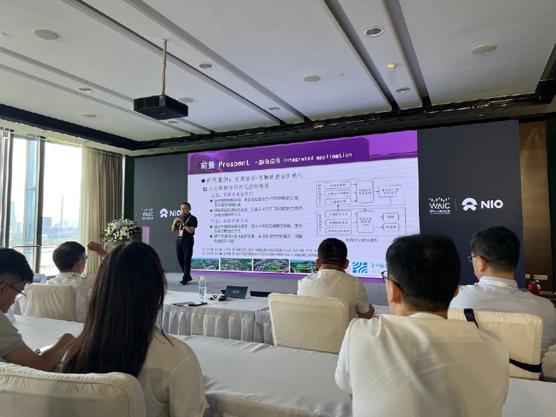 清华大学姚丹亚教授分享了 V2X 在节能上的一个应用配图