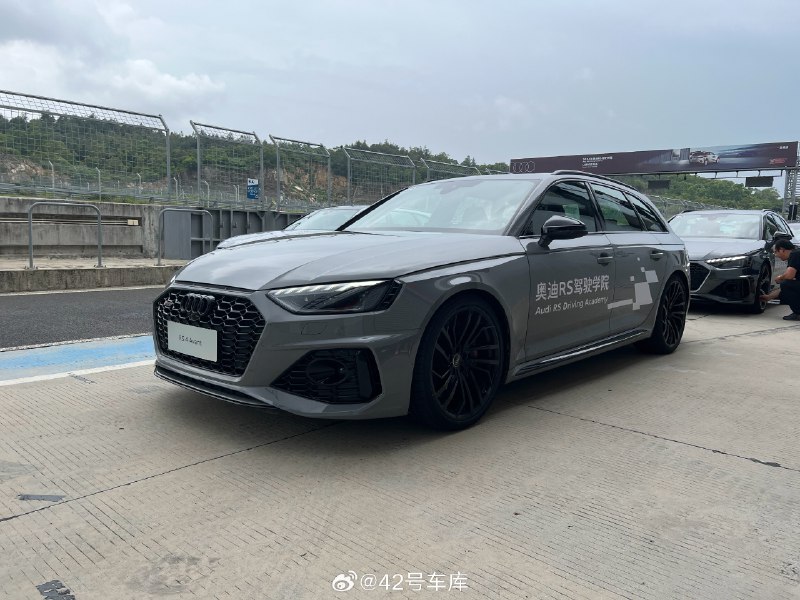 昨天是 V8，今天換成 V6 場了，RS 4 這個渦輪增壓聽起來有股子機械增壓的味兒，很有意思。視頻封面