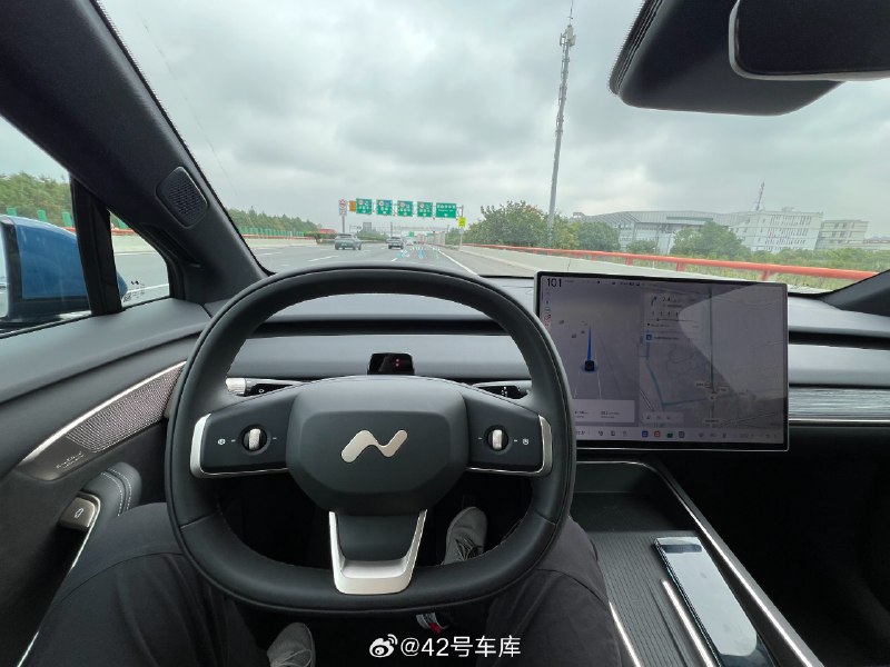 这周都在开乐道 L60，虽然智驾硬件比蔚来少了激光雷达和三颗 Orin，但是高速 NOA 跟 NT2 比没有什么差异，还挺好用的，而且也具备博弈能力，就是有时候匝道变进主路的时候，跟边上车贴的比较近，有点考验驾驶者的心理素质。配图