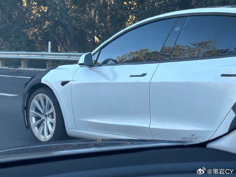 Model 3 Highland测试车还在晃荡，仔细看尾灯模组也没有发生变化。配图