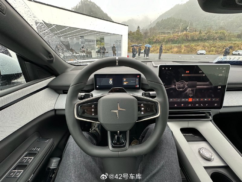 今天千岛湖的气温只有 3 摄氏度，而且带有小雨，这个天气跑金卡纳可挺灾难的，轮胎温度不够就算了，湿滑地面还不好操控。配图