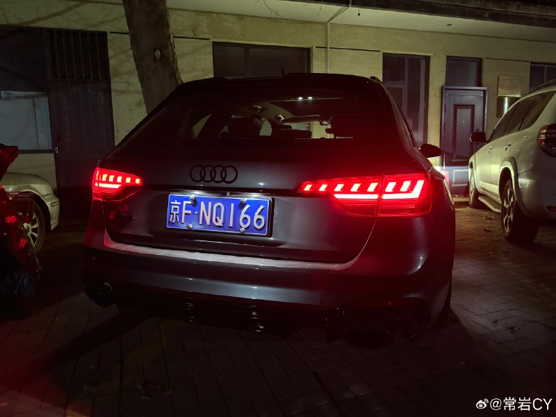 开一辆奥迪 RS4 的乐趣来自行程的两端：点火时的低沉怒吼，以及停车时的“咚咚，咚咚”[doge]配图