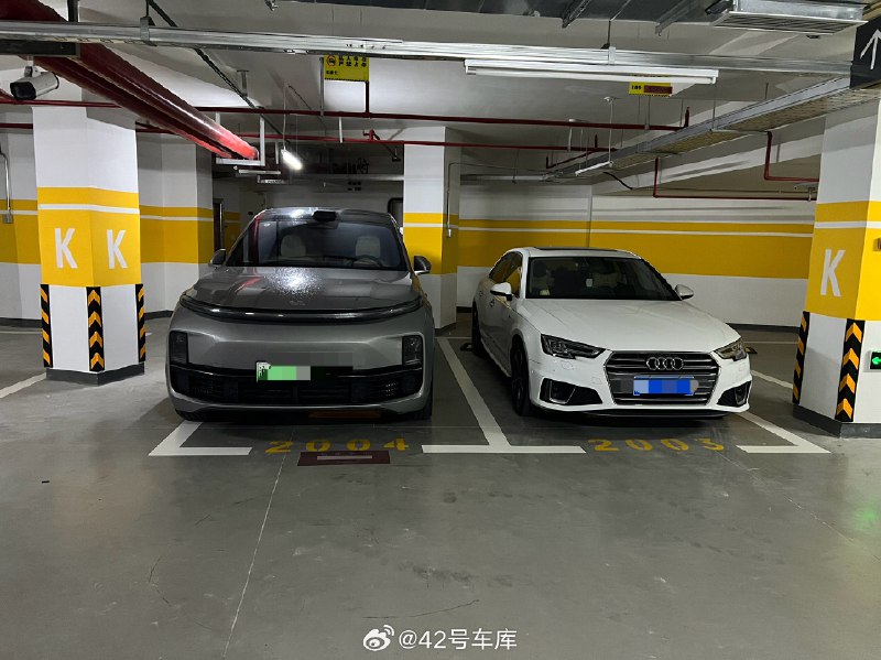 最近开公司 L8，发现理想自动泊车现在做得体验相当不错，前后挡位切换非常丝滑，基本上没有停下来等待的过程。配图