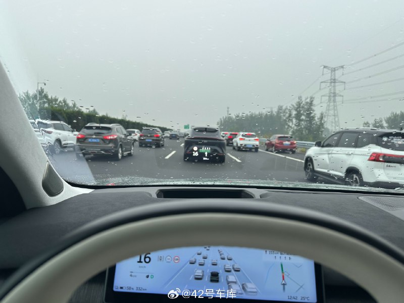 虽然下了雨有些模糊，但不得不说智己 LS7 的设计辨识度是真高啊🐱。配图