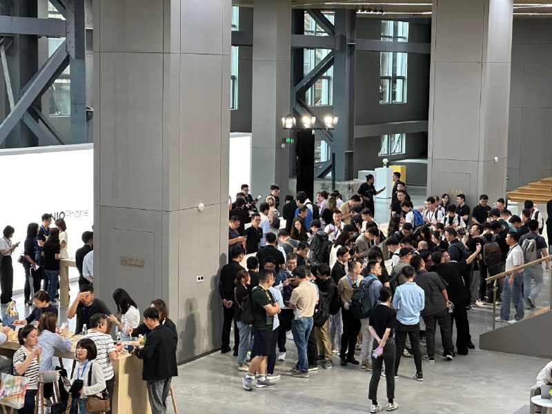 乌央乌央的看手机的，远看像Apple Store。😂配图