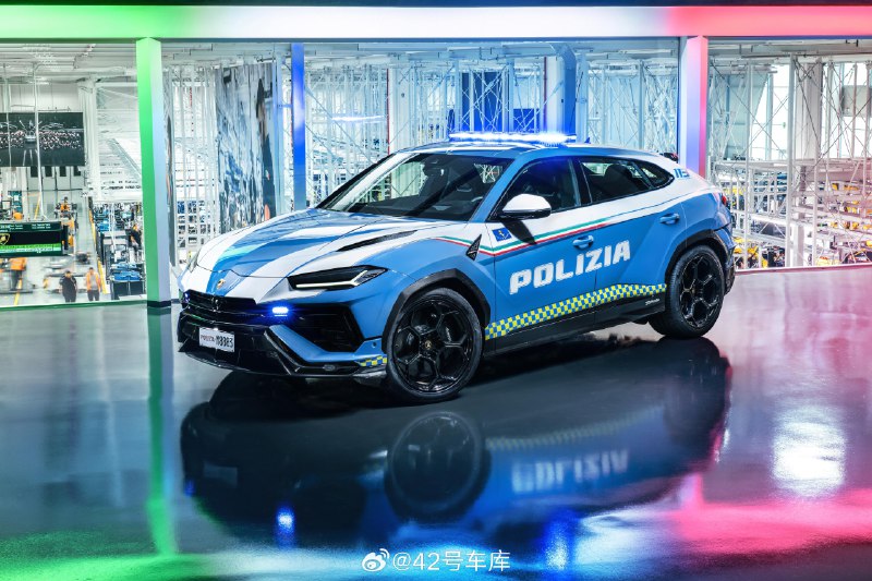 意大利高速警队又添新车了，这回是兰博基尼 URUS，和小牛组成超跑 + SUV 的组合。配图