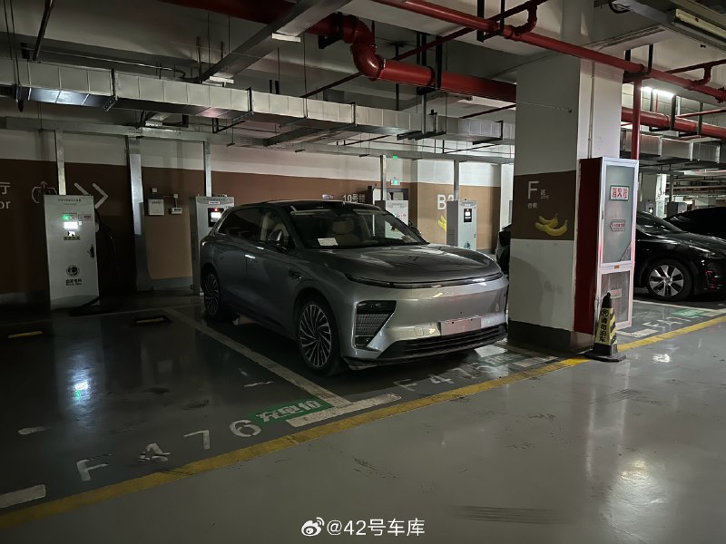在地庫偶遇一台奇瑞星途星紀元 ET，沒想到 5 月頭剛剛開啓角度的，這麼快就遇見提車的了。結果跑進一看，是智能駕駛的測試車輛，根據信息來看目測是在做高精度地圖的測試，看來接下來奇瑞的城市領航也快要跟我們見面了。配圖