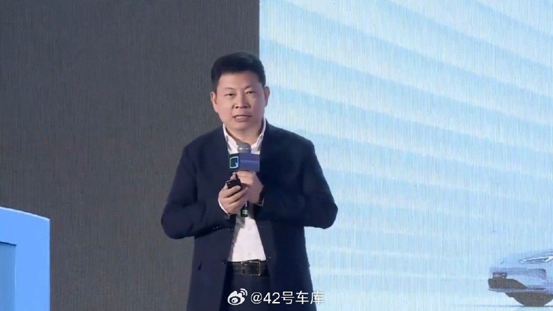 在 2024 中国汽车蓝皮书论坛上，余承东透露：鸿蒙智行的首款轿跑 SUV 车型 —— 智界 R7 将在 9 月份上市，并且也会搭载 ADS 3.0 智驾系统。配图