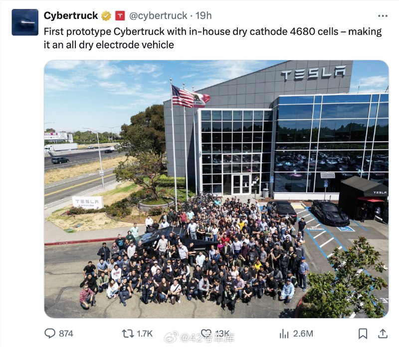 第一辆配备内部干阴极 4680 电池的 Cybertruck 原型车下线了。配图