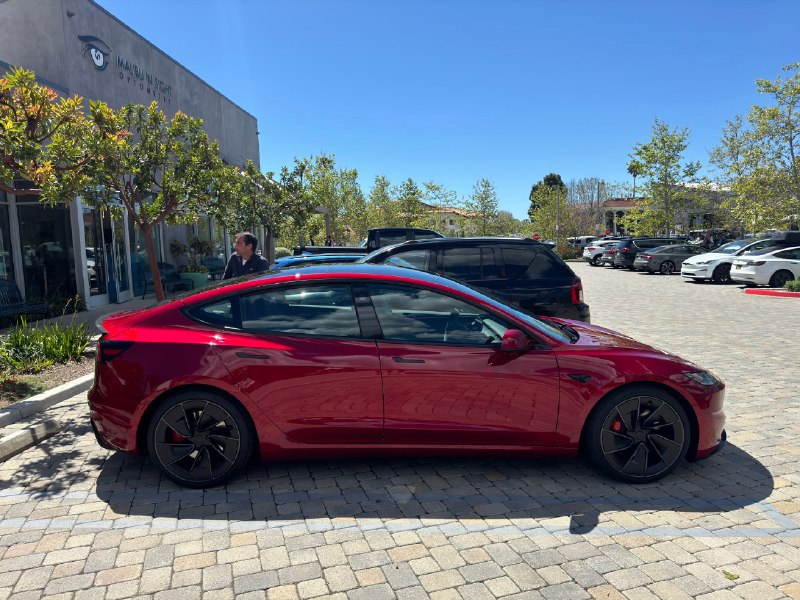 Model 3 焕新性能版，据传0-60mph数据在2.9秒。配图