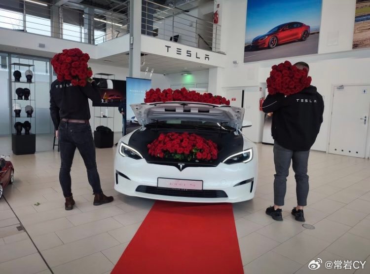 特斯拉波兰为情人节准备了一些特别的东西。配图
