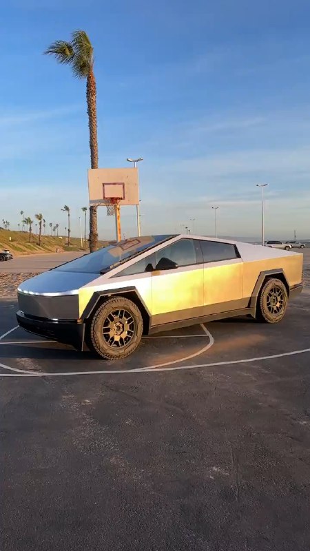 虽然咱也不知为什么这哥俩打篮球需要一辆 Cybertruck，但这车确实让咱们把这个片子看完了…… 常岩CY的微博视频配图
