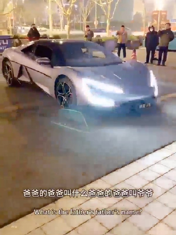 停在学校门口，投币 50 元，给小孩哥体验体验。 #新能源汽车##42how#配图