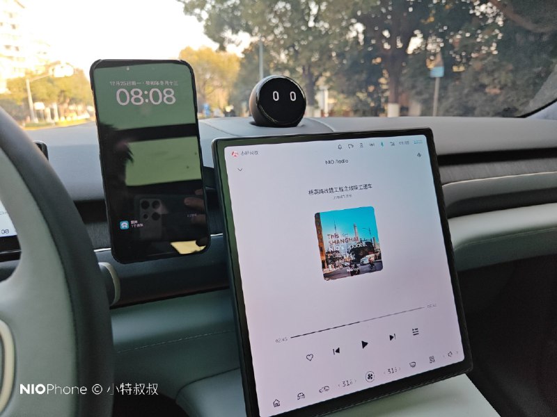 刚听 NIO Radio，上海投放了 100 多台车尾自带红绿灯的公交车，通过互联把路口红绿灯信息打在公交车尾，以防止尾随的后车闯红灯。配图