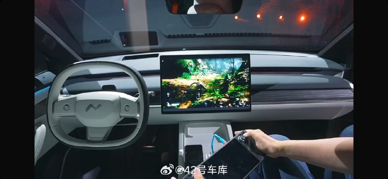 乐道中控屏的参数公布了，三等边极窄边框，3Ｋ 分辨率，60 Hz 刷新率。据开过 L60 的同事@屹松SERex 说这块大屏看着还是非常爽的。配图