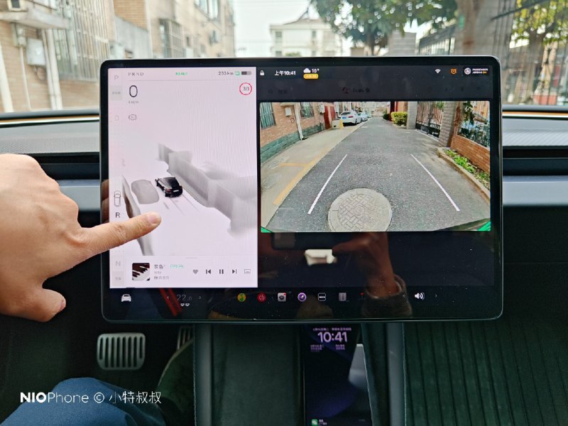 纯视觉的 3D 渲染辅助泊车，在某些场景还是蛮实用的这。比如这种低矮的马路牙子，都能很好的渲染感知出来。配图