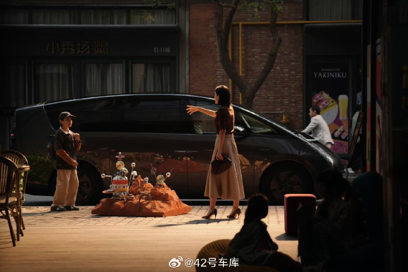 理想 MEGA 实车图来了。配图
