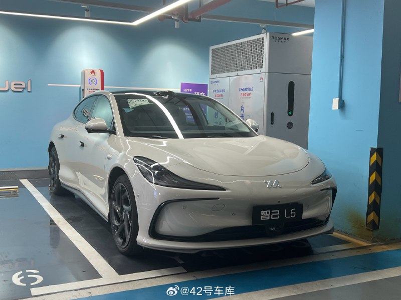 最近来了辆智己 L6 试驾车，顺便带到华为 600 kW 液冷桩来看下它这个 871 V 高压平台的充电速度，给大家看下亮点数据：配图