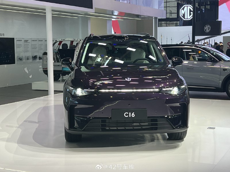 零跑 C16 来了，前脸看着跟 C10 一样啊[允悲]。现在人多，一会去另一边拍下侧面和车尾。配图
