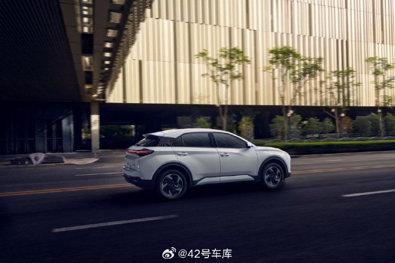 今天，新哪吒 X 大五座纯电 SUV 正式上市了。配图