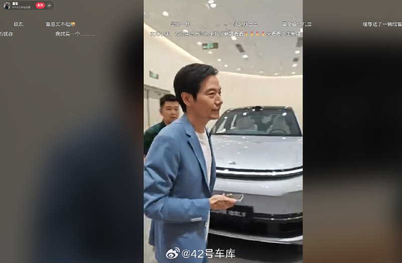雷军刚结束央视直播，就去买理想 L6 Max 了，选择的是绿色外观和白色内饰。配图