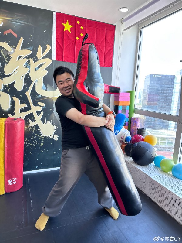 在林辰老师的搏击馆练了一下（5 分钟），然后就 GG 了……配图