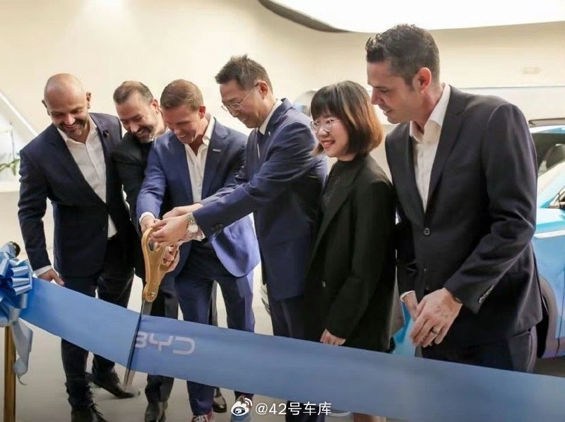 比亚迪在牙买加首都金斯顿开设了首家门店，此举将为当地汽车电气化注入新的活力，可能推动加勒比及美洲地区的绿色低碳交通转型。配图