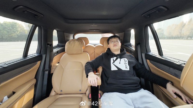 最近在杭州试驾了新领克 09 EM-p，座椅是个亮点。配图