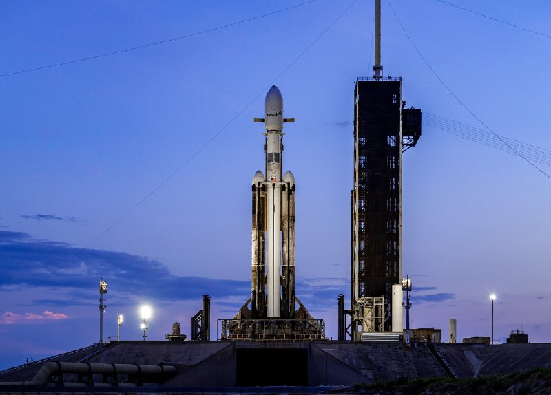 SpaceX 因天气在最后一刻取消 Falcon Heavy 发射配图