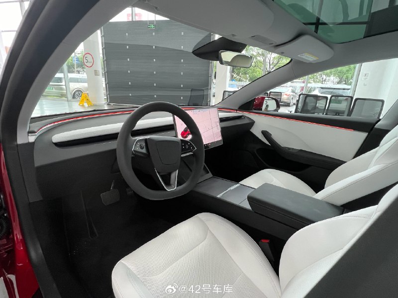 Model 3 焕新版车内精致感提升挺多的。配图