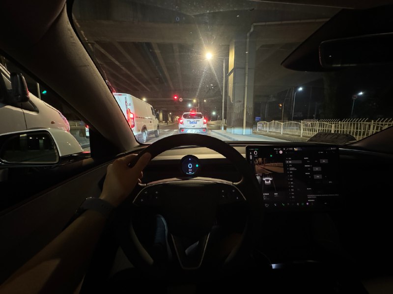 再度感受下新款 Model 3 P 的“爽”感，可以说，50W内找不到比这个开起来更畅快的车子了。配图