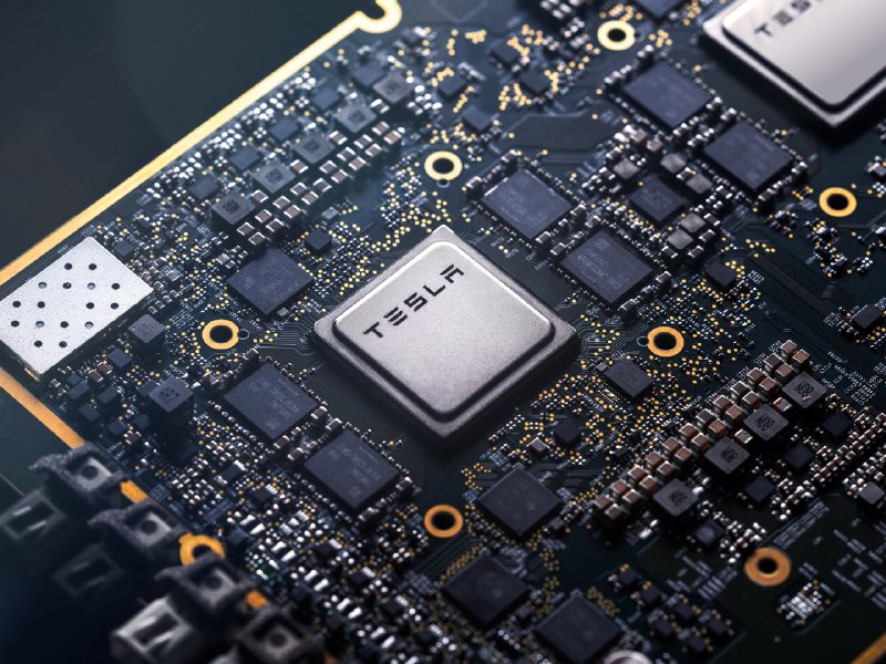 马斯克宣布特斯拉 AI4+ 计算机，重申 AI5 暂不用于汽车配图