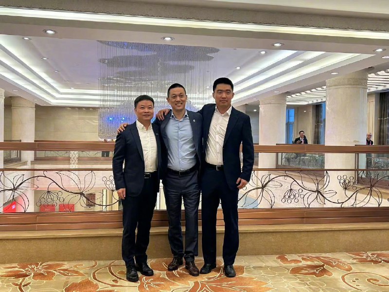 李斌、何小鹏和李想三个人又合影了，看起来三人都挺高兴。配图