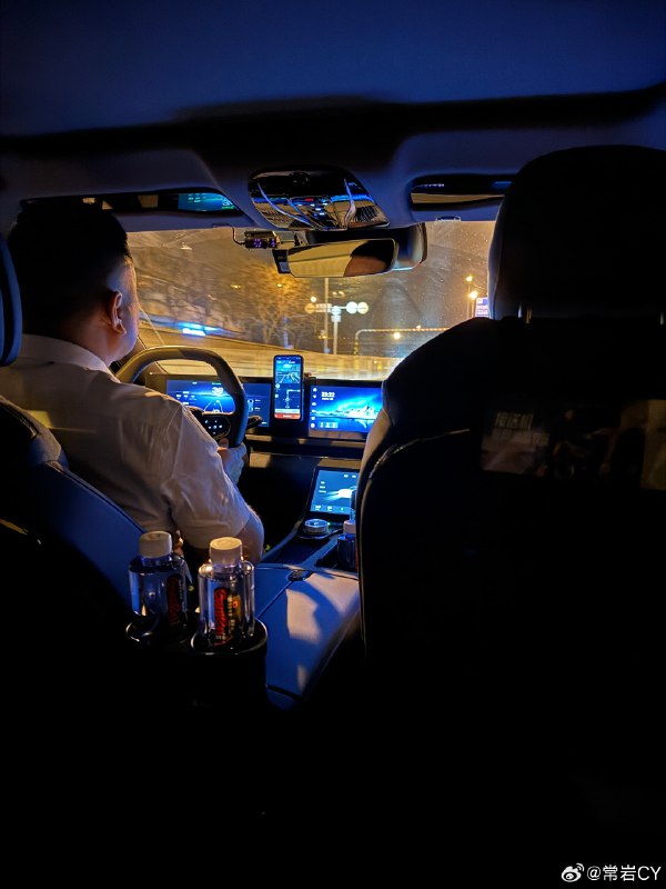 打车去机场，遇到了一辆岚图追光。配图