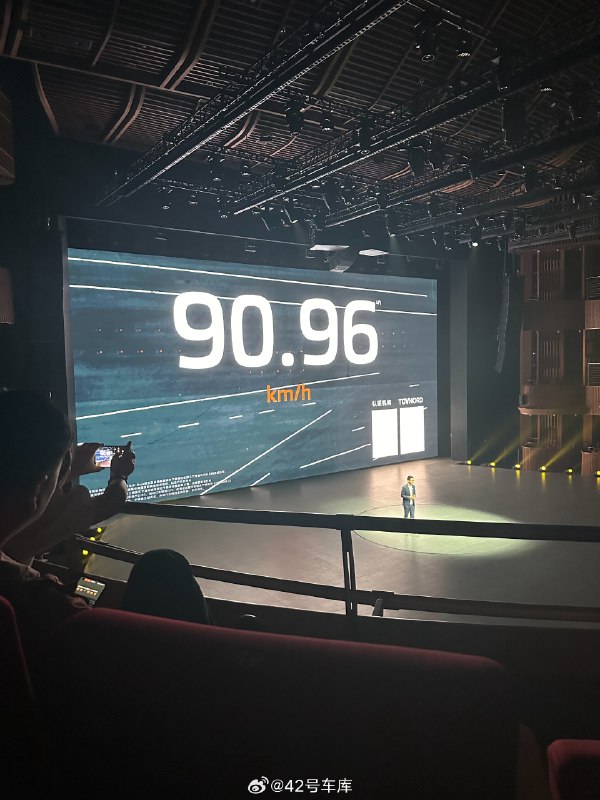 智己 L6 的麋鹿测试来到了 90.96 km/h。配图