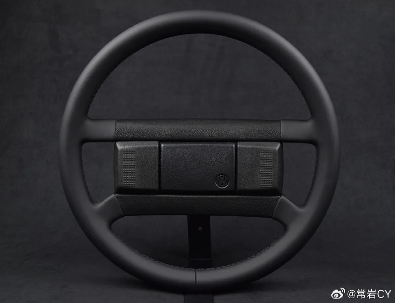 我发现不管是在网上还是在线下，大家见到小鹏X9之后第一个喜欢讨论的就是这车方向盘上的Logo为啥是歪的。配图