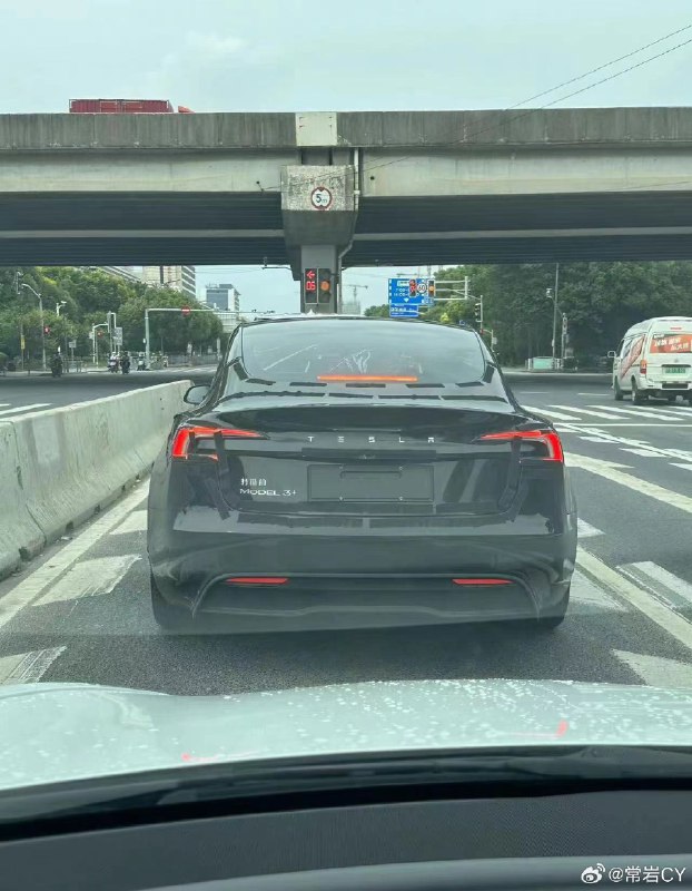 Model 3焕新版的尾标多了个加号？配图